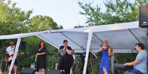 In vier Musikblocks führten die Sängerinnen Barbara Boll, Melanie Haag und Vera Darmstädter mit den Musikern Matthias Klöpsch, Dominik Götz, Patrick Embach, Matthias Karb und Geigerin Chiara Metzner die Gottesdienstbesucher gefühlvoll und mitreißend durch den Abend. Foto: Hannelore Nowacki