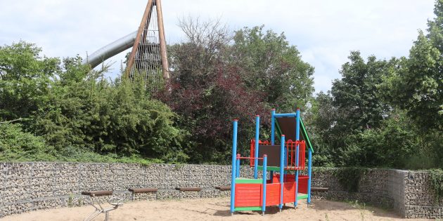 Immer wieder kommt es am Spielplatz in der Ringstraße und der benachbarten Skateranlage durch unschöne Szenen durch Jugendliche – Anwohner und Eltern von Kindern wünschen sich mehr Polizeipräsenz. Foto: Benjamin Kloos