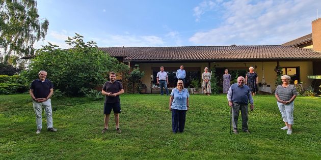 Hinten: Vorstand Roland Woll, Bürgermeister Volker Scheib, Vorstand Irmgard Morys, Vorstand Priska Winkler, Vorstand Gisela Gibtner, vorne: Stiftungsräte Matthias Röhrborn, Rüdiger Glaser, Ursula Diaz, Wilhelm Kreider und Rita Schramm. Foto: oh