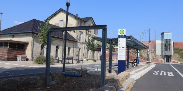 Im Bereich des Bahnhofsumfeldes in Bürstadt sehen die Anwohner noch einigen Verbesserungsbedarf – auch bei den Sitzgelegenheiten an der Bushaltestelle. Foto: Benjamin Kloos