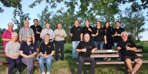 Rechts die gespendete „Theater-Bank“, links die Bank der Bürgerstiftung - glücklich vereint zur Feier des Jubiläums der Theater-AG Kleiner Bär & Company Biblis waren „alte“ und „neue“ Gruppe und Bürgerstiftung Biblis mit Blick auf den Rhein. Foto: Hannelore Nowacki