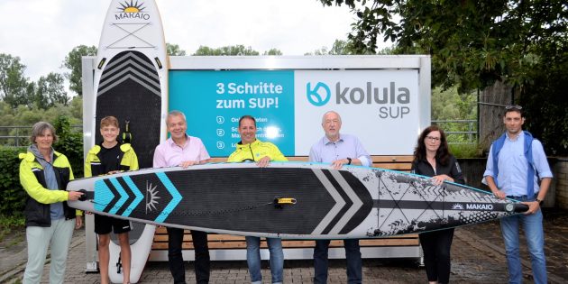 Der Kanu-Club und die Stadt Lampertheim machen beim Stand-Up-Paddling gemeinsame Sache: v.l. Sportwartin Ulrike Gliem, Kanute Matteo Maurer, Bürgermeister Gottfried Störmer, KC-Chef Torsten Ohl, Uwe Becher (Leiter Fachbereich Verkehr, Sicherheit und Ordnung), SUP-Instructorin Petra Bert und Dirk Dewald vom Stadtmarketing. Foto: Petra Gahabka