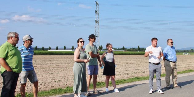 Zur CDU-Sommertour beim Gemüsering Südhessen begrüßten Alexander Scholl und Franz Korb (rechts) rund zwanzig Teilnehmer. Foto: Hannelore Nowacki