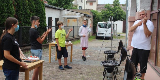 Medium rare bis well done: Beim Grillworkshop der Ü12 Ferienspiele lernten die vier Teilnehmer, wie man den Garpunkt des Steaks anhand des Fingertests bestimmen kann. Foto: Eva Wiegand