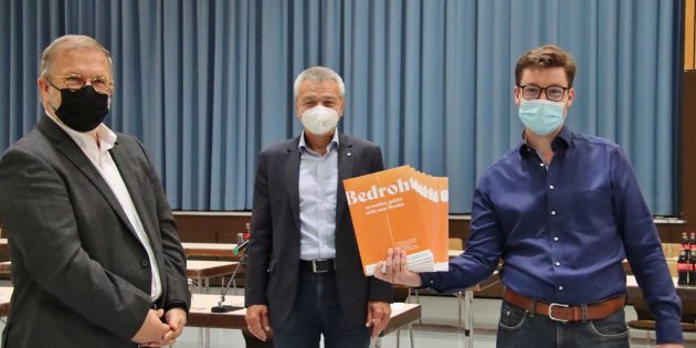 Erster Stadtrat Marius Schmidt und Sprecher des Lampertheimer Bündnisses für Demokratie hatte die Broschüren zum Thema Bedrohung für die Stadtverordneten besorgt und beim Pressetermin mit dem Stadtverordnetenvorsteher Franz Korb (links) und Bürgermeister Gottfried Störmer übergeben. Foto: Hannelore Nowacki