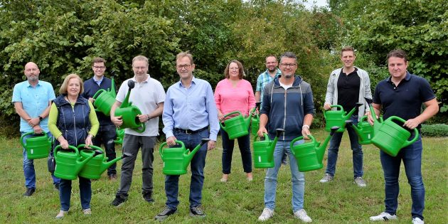 Ortsbeiratsmitglied Thomas Meier (5.v.l.) hatte die Idee, Gießkannen für den Friedhof zu spenden. Daraus entwickelte sich eine gemeinsame Aktion von SPD, CDU, Bürgergemeinschaft Hofheim, Bündnis 90/Die Grünen und FDP. Foto: Petra Gahabka