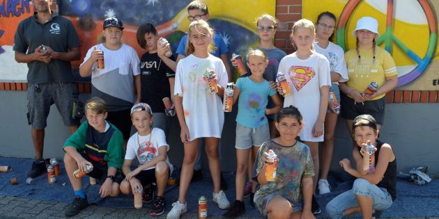 BUZ: Ran an die Sprühdosen, hieß es beim Workshop rund um die Kinderrechte, zu dem das Kath. Familienzentrum St. Michael eingeladen hatte. Graffiti-Künstler Jascha Held (links) stand den Teilnehmern mit Rat und Tat zur Seite. Foto: Petra Gahabka