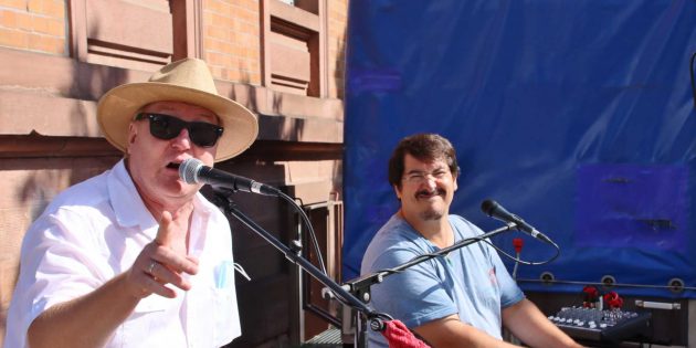 BUZ 9462: Einkaufen mit Musik – am vergangenen Samstag gaben Bernd „Schepper“ Schäfer (links) und Matthias Karb bei „Kultur auf dem Wochenmarkt“ den Ton an. Foto: Hannelore Nowacki