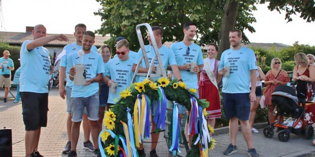 Zur Kerwekranzweihe tunkte Kerwevadder Marc Merl die WC-Bürste beherzt in den Wein und bespritzte nicht nur den bunten Kranz.  Foto: Hannelore Nowacki