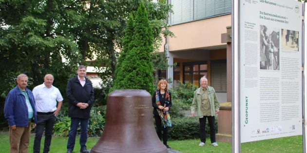 Die Bartholomäusglocke weckte bei einigen Biblisern Erinnerungen aus ihrer Kindheit. Im Bild (von links): Manfred Gölz, Erster Beigeordneter Herbert Ritzert, Bürgermeister Volker Scheib, Geo-Naturpark-Geschäftsführerin Dr.  Jutta Weber und Günter Mössinger, Vorsitzender des Vereins für Heimatgeschichte Nordheim. Foto: Hannelore Nowacki