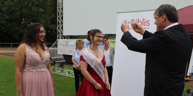 Der Krönungsmeister Volker Scheib legte den beiden Hoheiten Leonie-Marie und Melanie Schärpe und Kronen an. Foto: Eva Wiegand