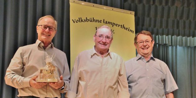 Laudator Peter Bischof mit Ehefrau Jula (links) und der zum Ehrengeschäftsführer ernannte Gerhard Baum (mit Urkunde) mit Ehefrau Maja und Erstem Vorsitzenden Frank Griesheimer zum gemeinsamen Bild auf der Bühne. Foto: Hannelore Nowacki 