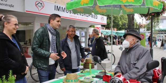 Der Grünen-Bundestagskandidat Moritz Müller sprach am Infostand mit Bürgern, flankiert von Iris Henkelmann und Helmut Rinkel. Foto: Hannelore Nowacki