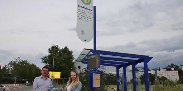 BUZ: Die lang ersehnte Buslinie von Lampertheim nach Heppenheim sollte laut Nahverkehrsplan am 1. Juli auch hier halten. SPD-Stadtverordnete Lara Strubel und der SPD-Bundestagskandidat Sven Wingerter erinnerten an diese nicht eingehaltene Umsetzung und fordern die verantwortlichen Akteure im Kreis Bergstraße auf sich zu einigen. Foto: Hannelore Nowacki