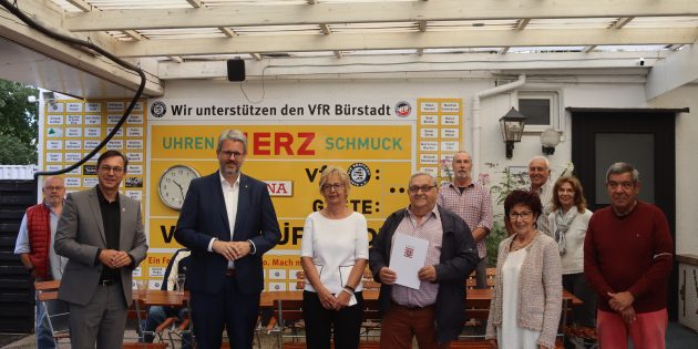 Große Freude beim VfR 1910 Bürstadt: Dank eines Förderbescheides aus dem Programm „Ehrenamt digitalisiert”, den Digitalstaatssekretär Patrick Burkhardt (3.v.l.) am Donnerstag überreichte, kann der Verein vielfältige Verbesserungen auf dem Gebiet der Digitalisierung erzielen. Foto: Benjamin Kloos