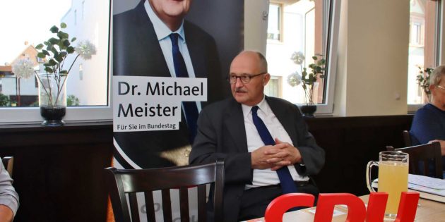 Beim CDU-Bierdeckelstammtisch stellte sich Dr. Michael Meister, der CDU-Bundestagskandidat für den Kreis Bergstraße, den Fragen der Besucher. Seit 1994 ist Meister Mitglied des Bundestages und seit 2017 Parlamentarischer Staatssekretär bei der Bundesministerin für Bildung und Forschung. Foto: Hannelore Nowacki