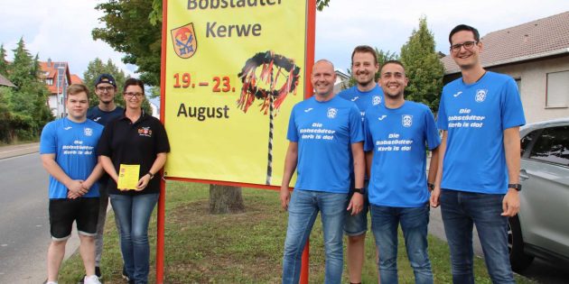 BUZ: Die Einladung zur Bobstädter Kerwe am Ortseingang aus Richtung Hofheim und aus Richtung Bürstadt ist nicht zu übersehen. Foto: Hannelore Nowacki