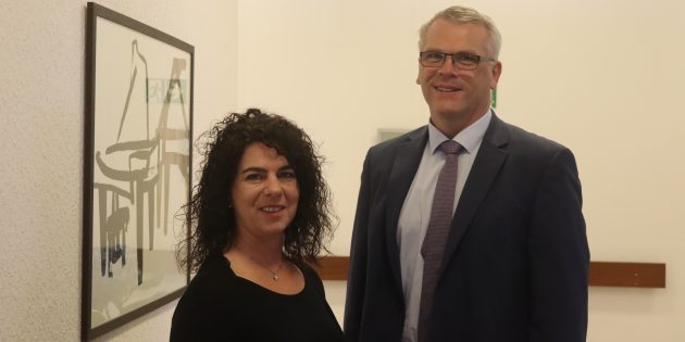 Die neue Doppelspitze des Caritasverband Darmstadt e.V.: Stefanie Rhein erhält Unterstützung durch Caritasdirektor Windried Hoffmann. Foto: Benjamin Kloos