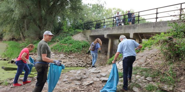 Den Teilnehmern am städtischen RhineCleanUp war bei beim Müllsammeln am Altrhein kein Weg zu steil oder zu steinig. Foto: Hannelore Nowacki