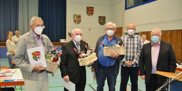 Georg Menger (von links), Jürgen Kehl und Heinz Delbrügge wurden auf Beschluss der Gemeindevertretung vom Mai zu Ehrenbeigeordneten ernannt und hatten von Bürgermeister Rainer Bersch die Urkunden erhalten. Torsten Henzel, Vorsitzender der Gemeindevertretung überreichte die Präsentkörbe. In der Bürgerhalle musste außerhalb des Sitzplatzes Maske getragen werden. Foto: Hannelore Nowacki