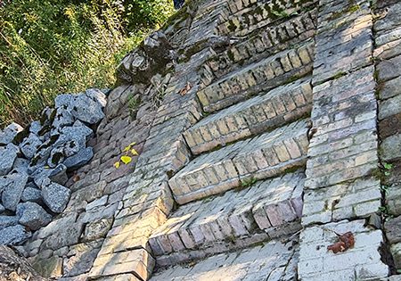 Unter Führung des Verein für Heimatgeschichte Nordheim e.V. erkundete die BHB unter anderem die „gelbe Treppe”. Foto: oh