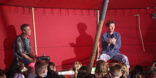 Thomas Hoffmeister-Höfener und André Wülfing (v.r.) begeisterten die Schülerinnen und Schüler der Schillerschule mit ihren fantasievollen Erzählungen. Foto: Benjamin Kloos