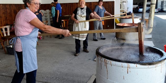 Über zwölf Stunden wurde ununterbrochen gerührt. Die Arbeit hat sich gelohnt, am Ende konnten 530 Gläser Latwerge abgefüllt werden. Foto: Petra Gahabka