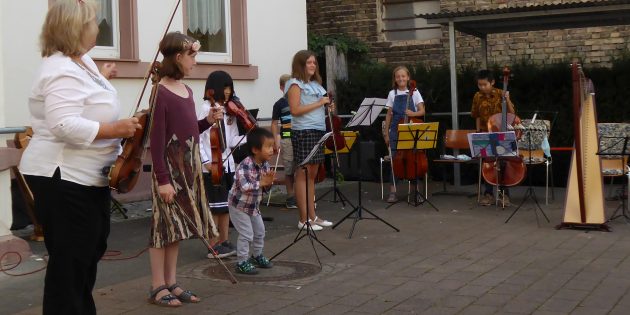 Bei schönem Spätsommerwetter entstand bei dem kleinen Konzert der Musikschule eine wunderbare Atmosphäre und alle waren froh, endlich wieder vorspielen zu können. Foto: oh