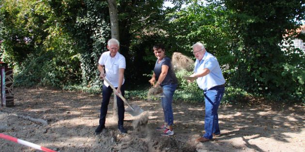 Mit Schwung und Vorfreude zelebrierten Bürgermeister Rainer Bersch (rechts), Christa Rupp vom Bauernmarkt-Team und Planer Michael Kehl den ersten Spatenstich. Foto: Hannelore Nowacki