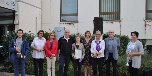 Beim Treffen am Stifterbaum begrüßte der Vorstand der Diakonie Stiftung Lampertheim die neue Zustifterin sowie die zahlreichen Gäste, die der Einladung gefolgt waren. Foto: Hannelore Nowacki