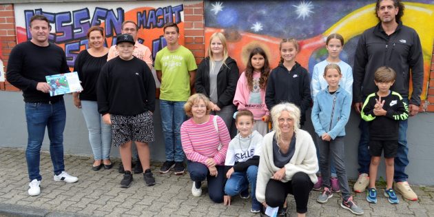 Pünktlich zum Weltkindertag am 20. September wurde mit der Graffitiwand an der Gaststätte „Zur Vorstadt“ eine weitere Station des Kinderrechtspfads, ein Projekt des Katholischen Familienzentrums St. Michael, eingeweiht. Foto: Petra Gahabka