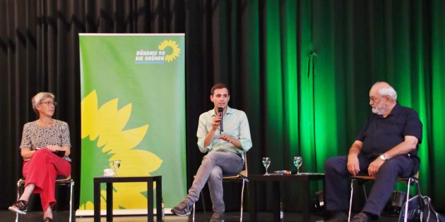 Auf dem Podium im Bürgerhaus diskutierten der Grünen-Bundestagskandidat Moritz Müller (Mitte), die EU-Parlamentarierin der Grünen Jutta Paulus und der Referent für Naturschutz des Verbandes Hessischer Fischer Rainer Hennings. Foto: Hannelore Nowacki