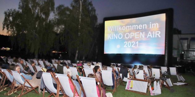 Die Abendsonne hatte sich unter den Horizont geschoben, Zeit für das Filmvergnügen in den Biedensand Bädern am Badesee. Hannelore Nowacki