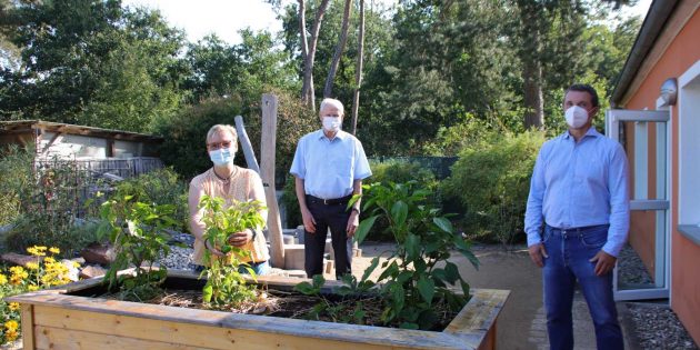Bei der Kita „Zwergenwald“ wachsen die grünen Paprikaschoten im Hochbeet ihrer Reife entgegen. Leiterin Anja Kuhn erzählte Peter Tschirch (Mitte) und Rüdiger Engert vom Vorstand der Bürgerstiftung bei ihrem Besuch von den Erfahrungen mit dem Hochbeet. Foto: Hannelore Nowacki