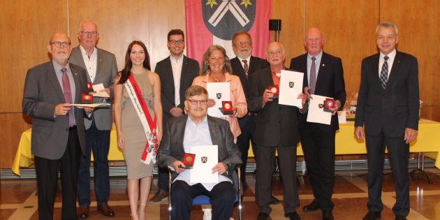 Nach der Auszeichnung mit der Stadtplakette der Stadt Lampertheim: (von links) Werner Hahl, Walter Kirsch, Spargelkönigin Alina-Sophie, Erster Stadtrat Marius Schmidt, Detlev Reppert, Brigitte Stass, Stadtverordnetervorsteher Franz Korb, Dieter Meyer, Fritz Götz und Bürgermeister Gottfried Störmer. Foto: Eva Wiegand 