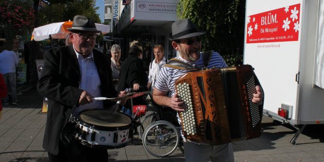 Hans-Jürgen Götz und Laurent Leroi verstehen es, das Publikum auf eine musikalische Weltreise mitzunehmen. Foto: Nadine Schütz