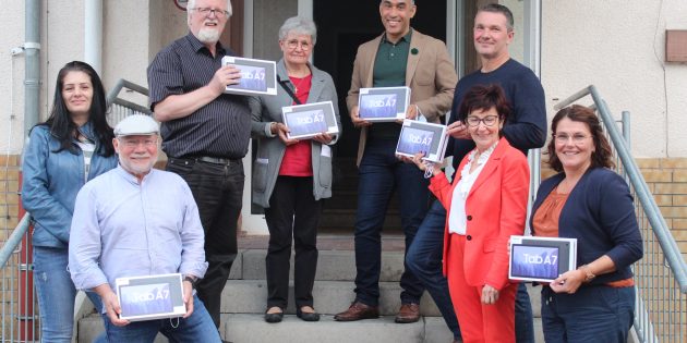 Sechs neue Tablets für das interkulturelle Büro: (von links): Intergrationslotsin Veronica Oproiu, Lothar Litters (Bürgerstiftung), Pfarrer Peter Kern, Rosi Hartmann von der Katholischen Pfarrgemeinde Bürstadt , Mitarbeiter im interkulturelle Büro Abdalla Gdoura, Rüdiger Engert (Bürgerstiftung), Bürgermeisterin Barbara Schader und Gerasimoula Grigoraki. Foto: Eva Wiegand