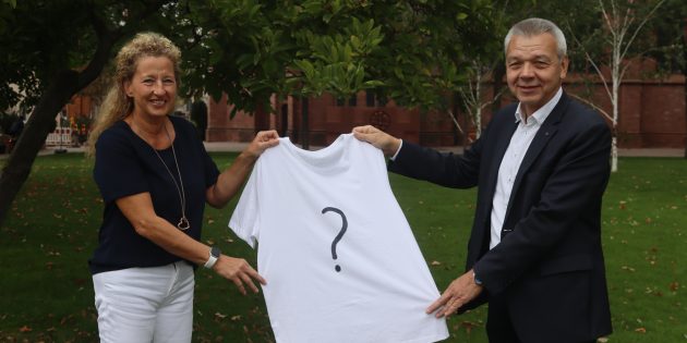 Noch wird nicht verraten, welche Farbe das diesjährige Finisher-Shirt des Spargellaufs hat – Organisatorin Sabine Gärtner und Bürgermeister Gottfried Störmer (v.l.) hoffen auf zahlreiche Anmeldungen. Foto: Benjamin Kloos