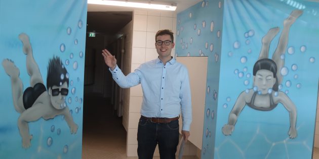 Präsentiert stolz die neuen Graffitis im nahezu fertig sanierten Hallenbad der Biedensand Bäder: Bäderchef und Erster Stadtrat Marius Schmidt. Foto: Benjamin Kloos