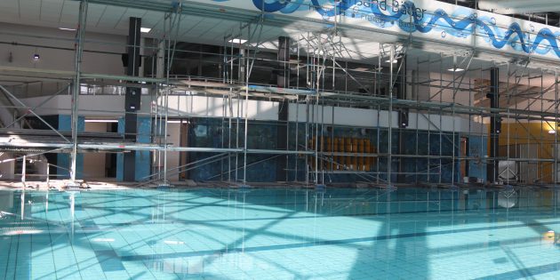 Noch steht das Baugerüst – am 16. Oktober aber erfolgt die offizielle Wiedereröffnung des Hallenbades. Foto: Benjamin Kloos