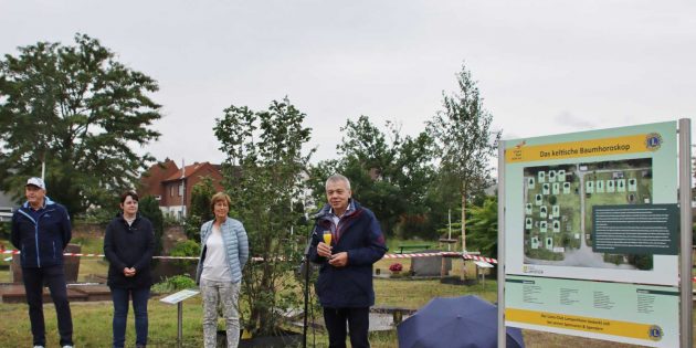 Freude und festliche Stimmung, aber Regen statt Sonne - zur Einweihung des Baumhoroskops sprachen Bürgermeister Gottfried Störmer, Lions-Pastpräsidentin Karin Salber, Sabine Vilgis und Lionspräsident Frank Nowak zur Begrüßung der teilnehmenden Sponsoren und Spender.  Foto: Hannelore Nowacki