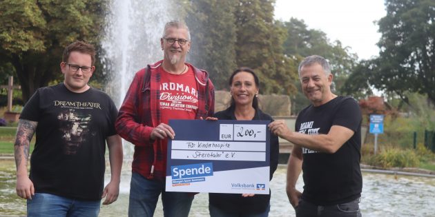 Große Freude über die Unterstützung: Die Meute Neuschloß, vertreten durch den 2. Vorsitzenden Marvin Setzer und dem Vorsitzenden Rolf Wegerle, überreichten Beate Däuwel vom Kinderhospiz Sterntaler eine Spende – ermöglicht wurde diese auch durch Peter Gutschalk (v.l.). Foto: Benjamin Kloos