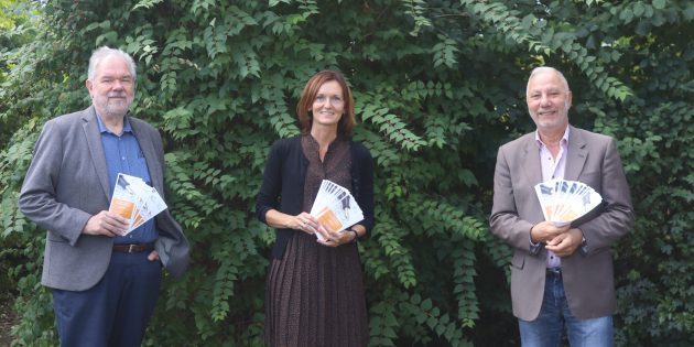 Freuen sich auf die Neuauflage des Lampertheimer Schreibwettbewerbes und auf zahlreiche neue Autoren: Mitorganisator und Autor Roland Kirsch, Natalia Stoehr von ENERGIERIED und Kulturamtsleiter Rolf Hecher (v.l.).  Foto: Benjamin Kloos