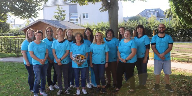 Das Team der Kita Rosenstock gratulierte seiner Leiterin Heike Roos zu deren 20-jährigem Jubiläum in besonderer Art und Weise. Foto: Benjamin Kloos