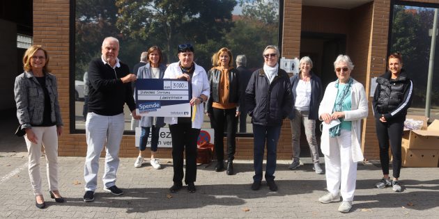 Engagiert zum Wohle der Menschen, die Unterstützung benötigen: Die Diakonie Stiftung Lampertheim, vertreten durch die Vorsitzende Martina Seelinger (l.), Andreas Förster (2.v.l.) und Sibylle Fath (4.v.l.), spendete 3.000 Euro an die Tafel Lampertheim – sehr zur Freude des gesamten Teams um Tafelkoordinatorin Ute Weber-Schäfer (3.v.l.). Foto: Benjamin Kloos