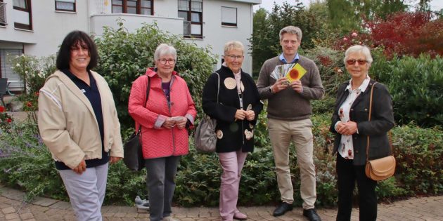 Große Freude bei der Übergabe der 100 Bildgrußkarten an Heimleiter Benedict Pretnar und Birgit Mascetta vom Sozialdienst (links) durch Helga Kreider (rechts), Heidrun Rosenberger und Christel Hildenbrand vom Evangelischen Frauenkreis Hofheim. Foto: Hannelore Nowacki