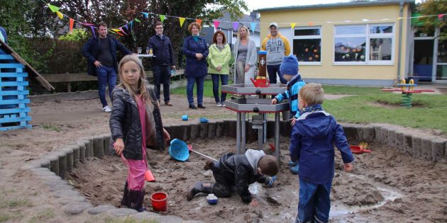 Ein Spielparadies aus Wasser und Sand – die Matschanlage und Naturstation im Garten der städtischen Kindertagesstätte in der Schubertstraße. Foto: Hannelore Nowacki