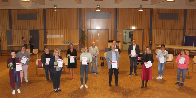 Die Bibliser Brass Band ehrte im Rahmen der Jahreshauptversammlung ihre langjährigen Mitglieder. Foto: Eva Wiegand 
