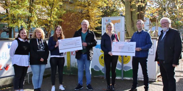 Die Katholische junge Gemeinde St. Peter hat ihr Restvermögen von 4.000 Euro zu gleichen Teilen an den Verein für Kinderhauserziehung in Bensheim-Auerbach und an das Kinderhospiz Bärenherz in Wiesbaden gespendet. Zur symbolischen Scheckübergabe waren Pfarrer Peter Kern (von rechts), Kassenwart Daniel Schwöbel, Danica Maidhof aus Wiesbaden, Lothar Müller-Wimmer aus Auerbach sowie Cathrin Kipfstuhl, Hildegard Rother und Selina Kipfstuhl gekommen. Foto: Hannelore Nowacki