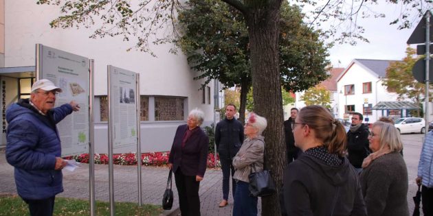 Günter Mössinger berichtete aus dem Leben auf dem Krongut seit  625 und von Karl dem Großen, der sich und seine Besucher von dort versorgen ließ. Foto: Hannelore Nowacki